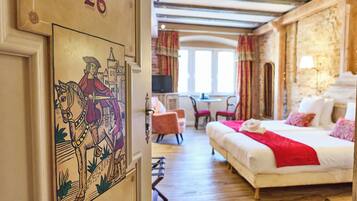 Una habitación de hotel con una cama, un escritorio y una silla.