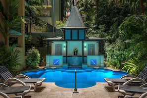 Piscine extérieure, chaises longues