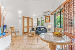 Departamento Deluxe, 1 cama King size | Área de sala de estar | Televisión