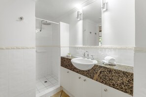Deluxe-Apartment, 1 King-Bett | Badezimmer | Dusche, Regendusche, kostenlose Toilettenartikel, Haartrockner