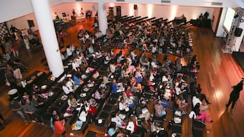 Un amplio espacio interior con filas de asientos dispuestos en forma semicircular, probablemente para un evento o reunión.