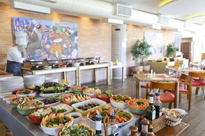 2 restaurants servant le déjeuner et le dîner, plats Cuisine japonaise