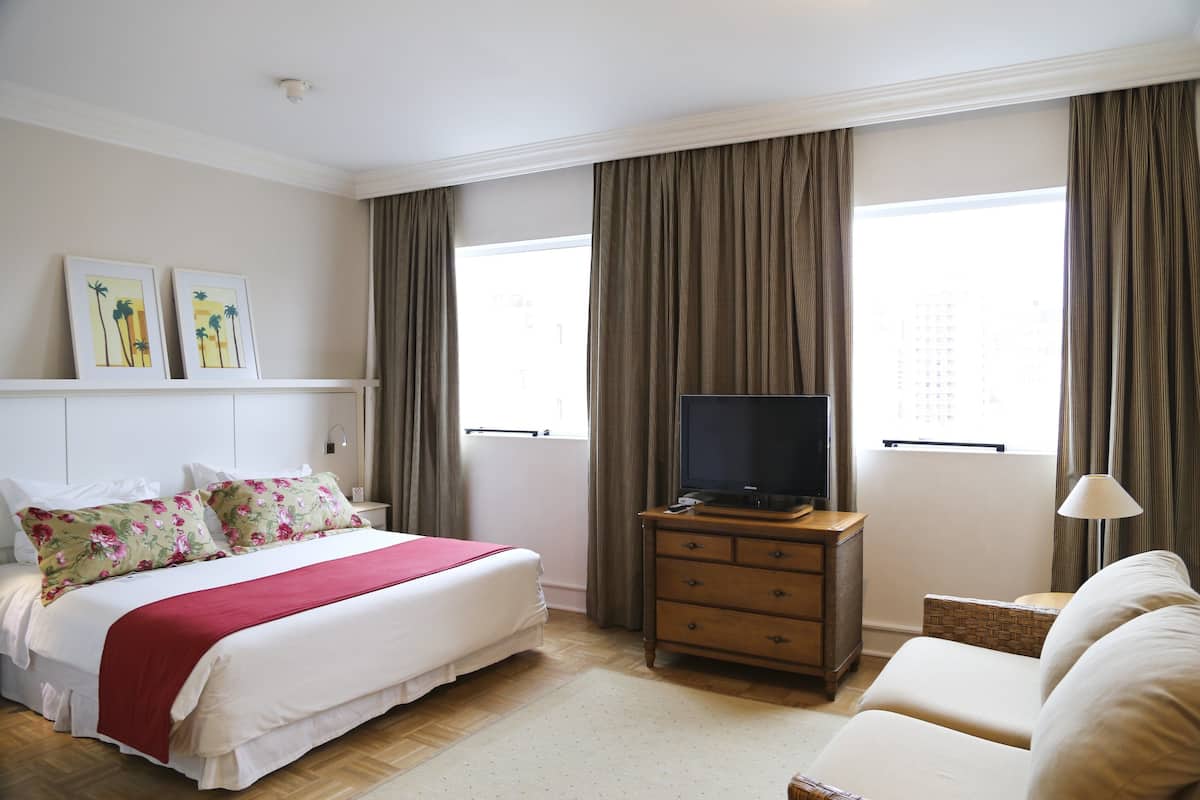 Executive Room | Minibar, in-room safe, desk, blackout drapes