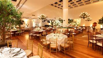 2 restaurants, lunch, dinner served; Japanese cuisine