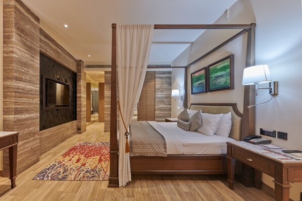 俱樂部三人房 | 客房內保險箱、書桌、筆電工作空間、遮光布/窗簾