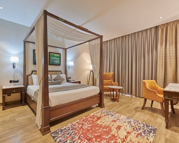 Tremannsrom – club | Safe på rommet, skrivebord og skrivebord for bærbar PC