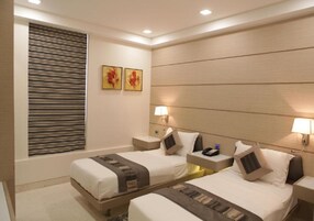 Kahden hengen deluxe-huone (kaksi sänkyä) | Tallelokero huoneessa, työpöytä