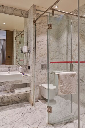 Douche, articles de toilette gratuits, serviettes fournies