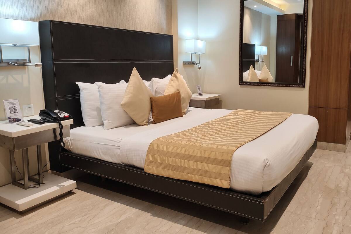 Club Twin Room | In-room safe, desk, laptop workspace, blackout drapes