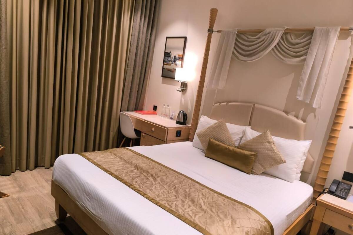 Club Heritage Room | In-room safe, desk, laptop workspace, blackout drapes