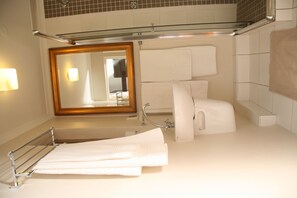 Free toiletries, hair dryer (on request), towels - Tudor Hotel (Cape Town)