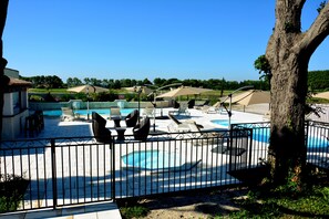 2 outdoor pools, pool loungers