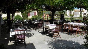 2 restaurants, breakfast, dinner served; French cuisine