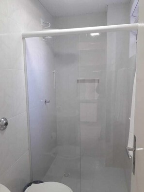 Quadruple Room | Bathroom | Shower, free toiletries, towels - Hotel Estação Express (Curitiba)