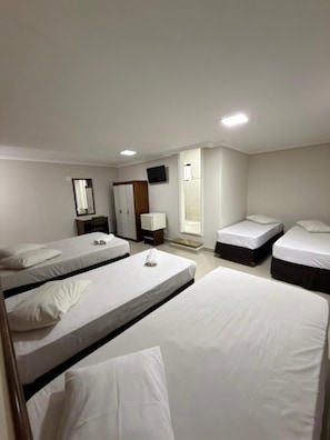Quadruple Room | Minibar, desk, free cribs/infant beds, rollaway beds - Hotel Estação Express (Curitiba)