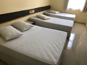 Habitació triple | Minibar, escriptori, bressols gratuïts i llits addicionals