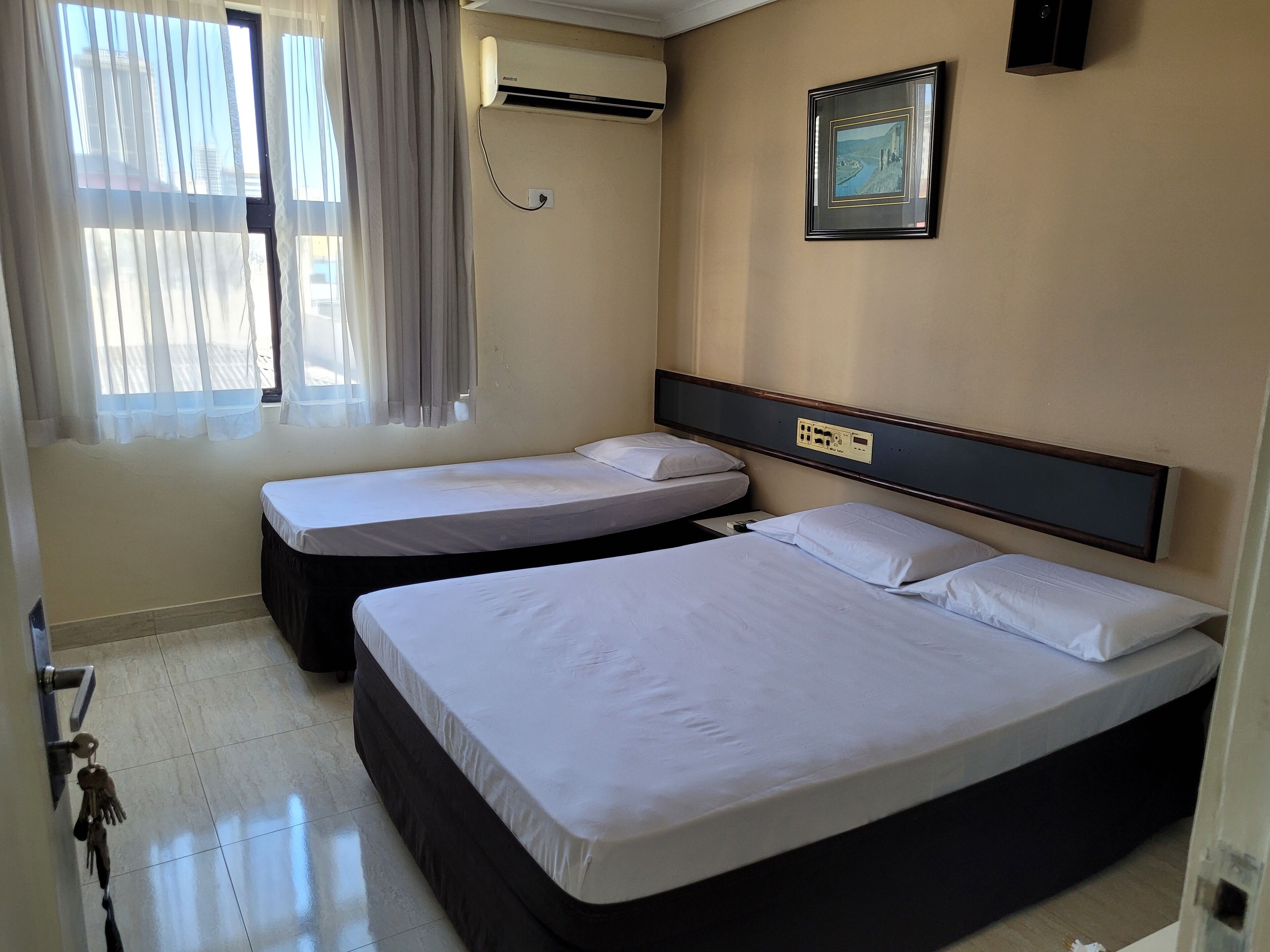 ダブルまたはツインルーム | ミニバー、デスク、ベビーベッド (無料)、可動式ベッド