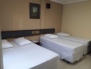 Triple Room | Minibar, desk, free cribs/infant beds, rollaway beds - Hotel Estação Express (Curitiba)
