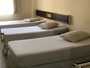 Habitació triple | Minibar, escriptori, bressols gratuïts i llits addicionals