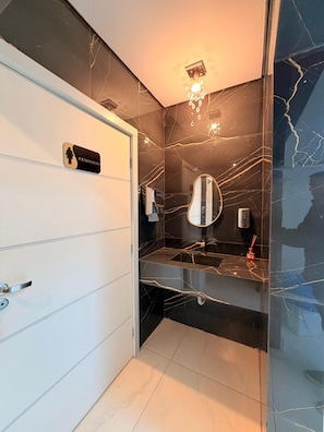 Shower, free toiletries, towels - Hotel Estação Express (Curitiba)