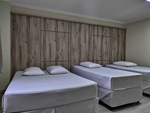 Quadruple Room | Minibar, desk, free cribs/infant beds, rollaway beds - Hotel Estação Express (Curitiba)