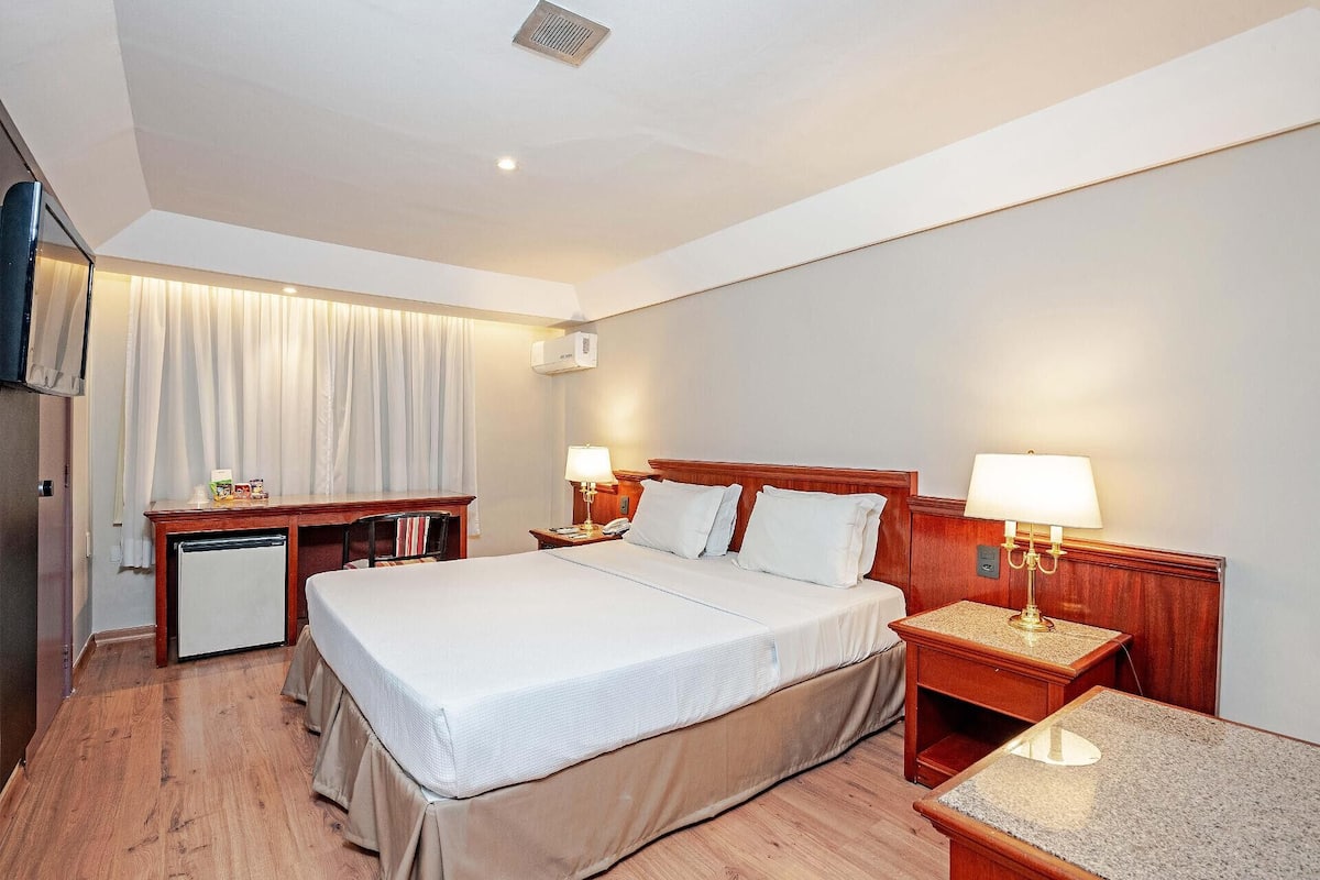 Minibar, Zimmersafe, Schreibtisch, Verdunkelungsvorhänge