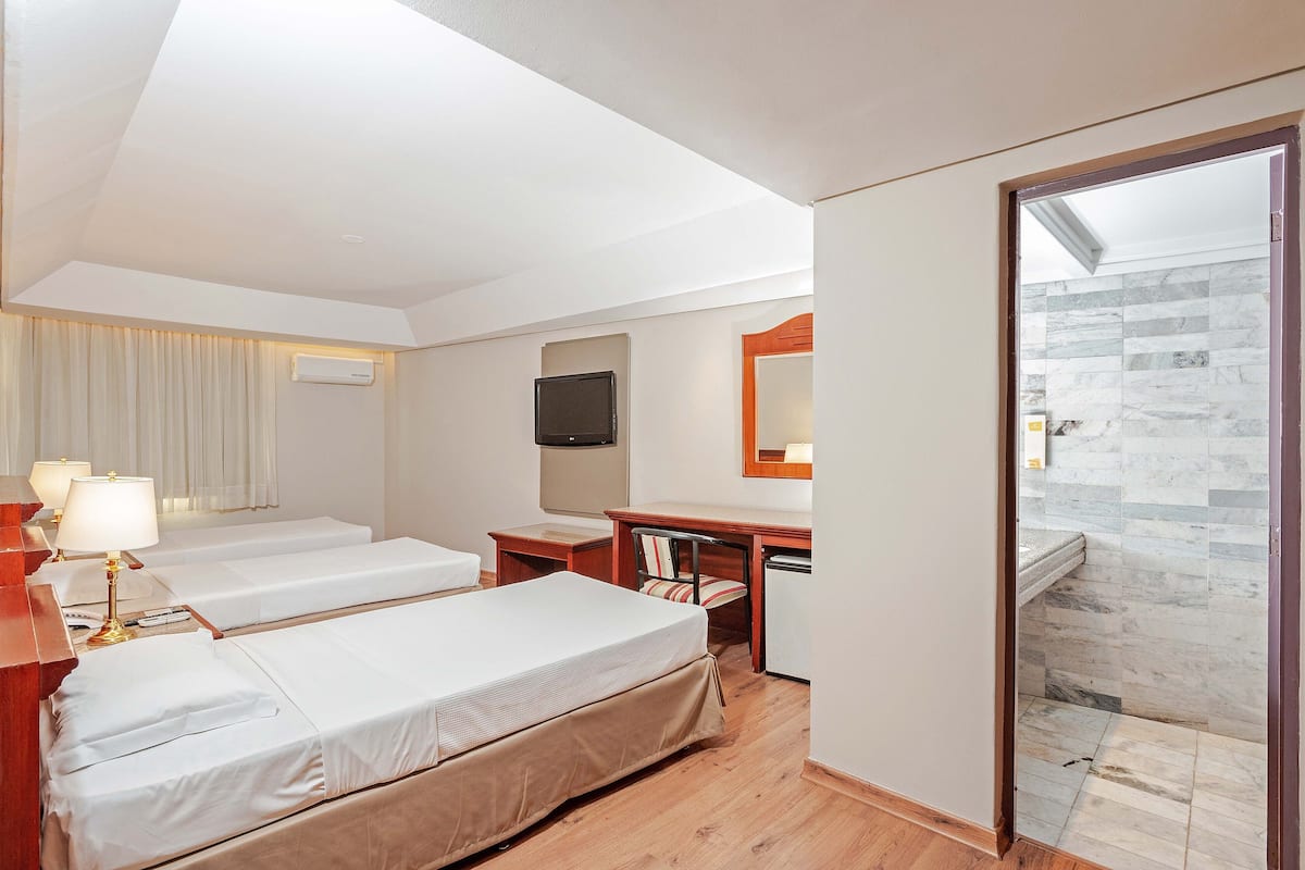 Minibar, caja de seguridad en la habitación y escritorio