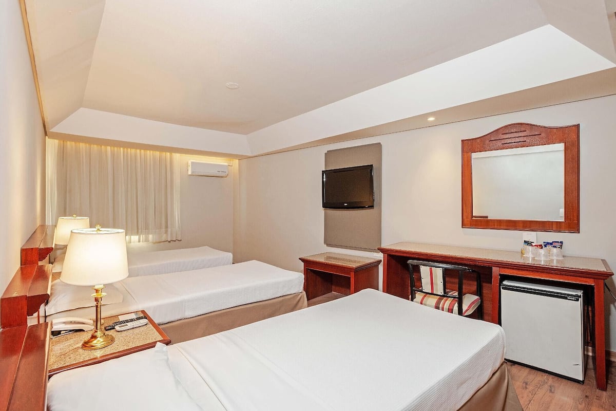 Minibar, Zimmersafe, Schreibtisch, Verdunkelungsvorhänge