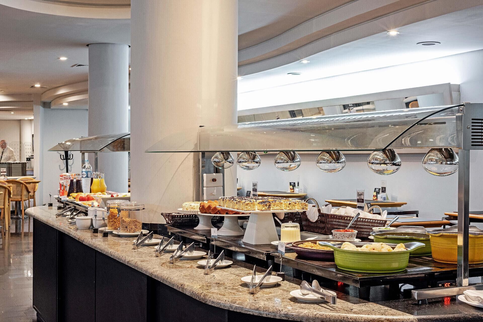 Breakfast and lunch served, international cuisine