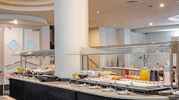 Breakfast and lunch served, international cuisine