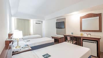 ميني بار وخزنة داخل الغرفة ومكتب وستائر تعتيم