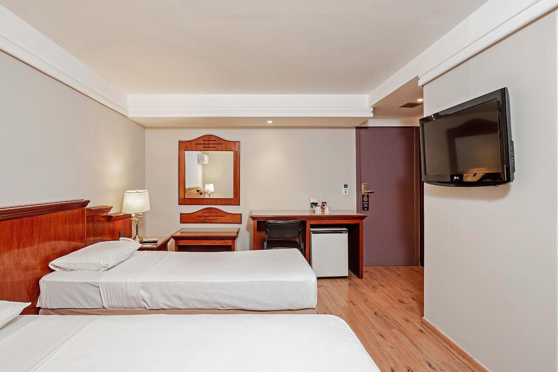 Minibar, caja de seguridad en la habitación y escritorio 