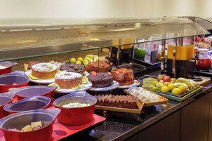Café da manhã com buffet grátis todos os dias