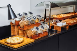 Free daily buffet breakfast - SLAVIERO Curitiba Batel (Curitiba)