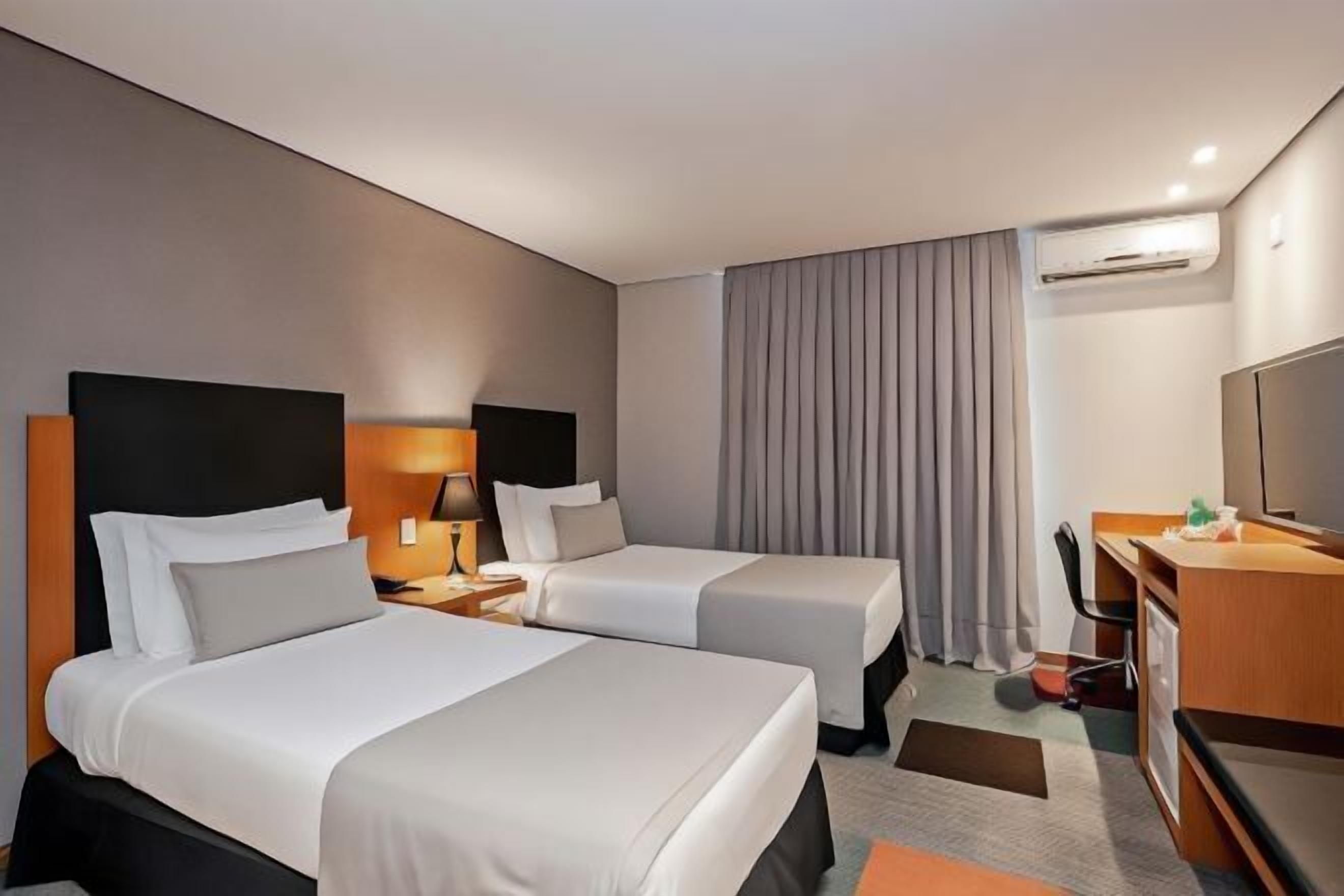 Minibar, caja fuerte, escritorio y cortinas opacas