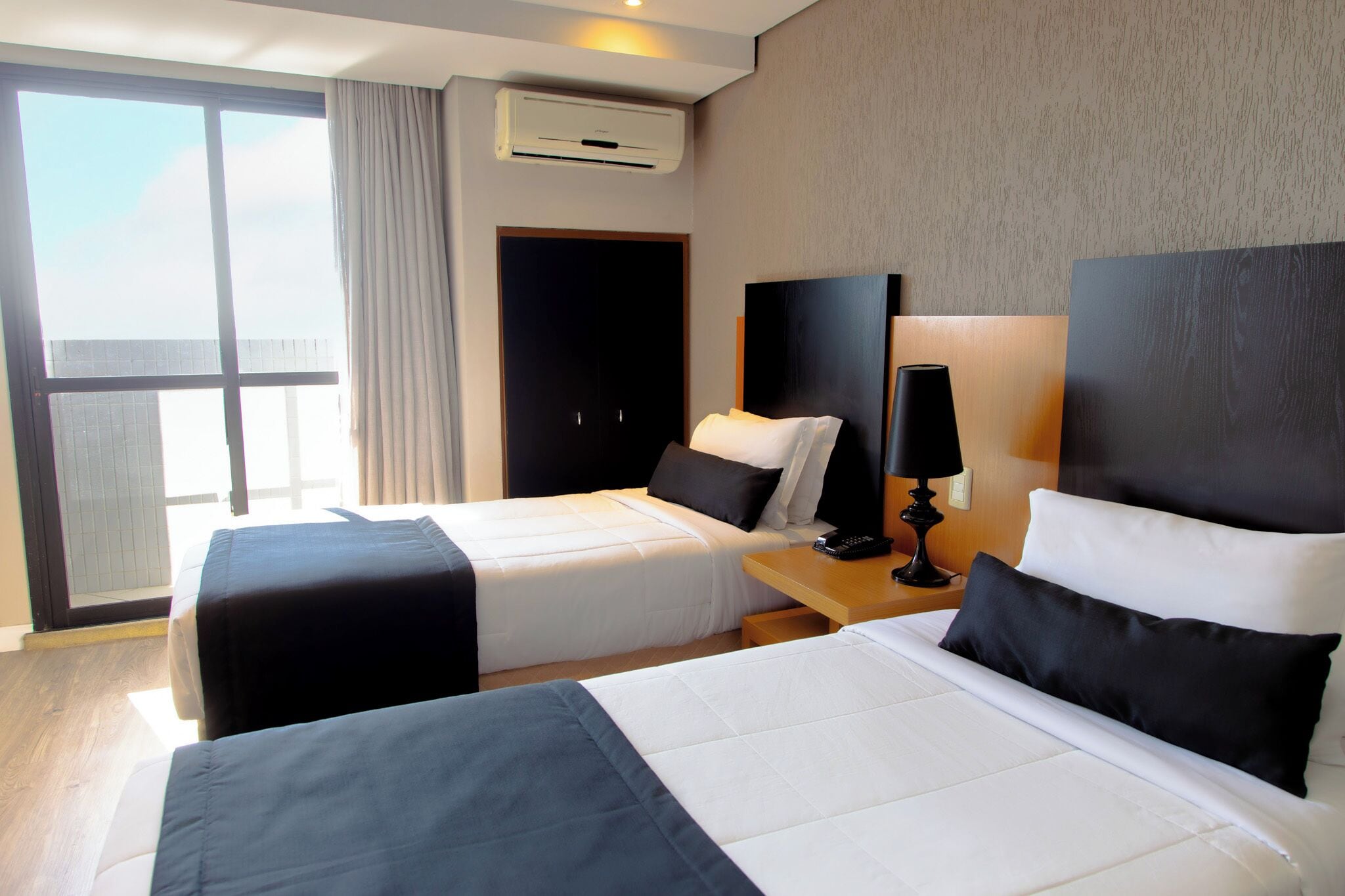 Minibar, két bảo mật tại phòng, bàn, màn/rèm cản sáng 