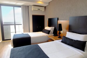 Minibar, coffres-forts dans les chambres, bureau, rideaux occultants