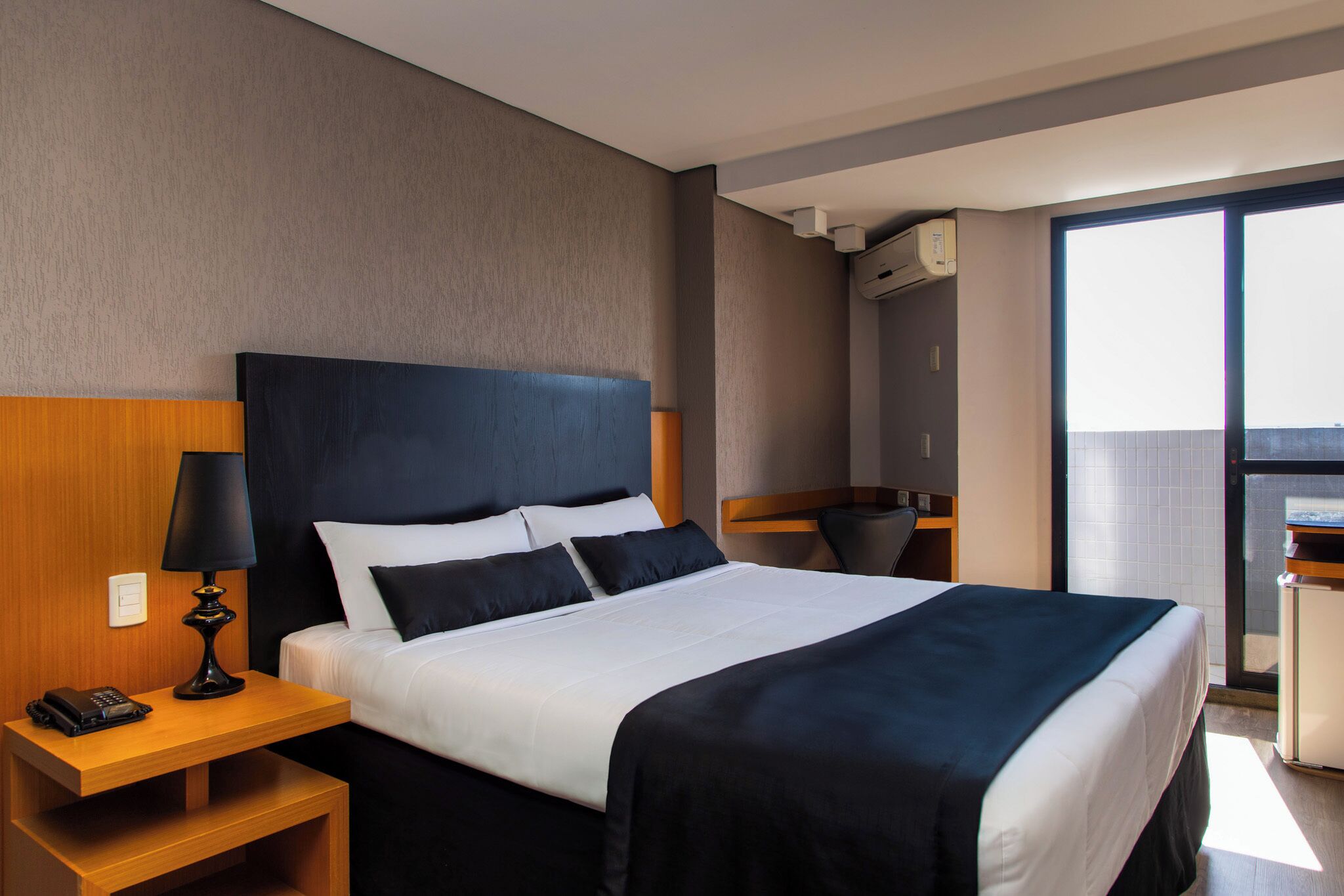 Minibar, caja de seguridad en la habitación y escritorio 