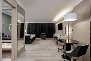 Comfort tweepersoonskamer | Een minibar, een kluis op de kamer, een laptopwerkplek