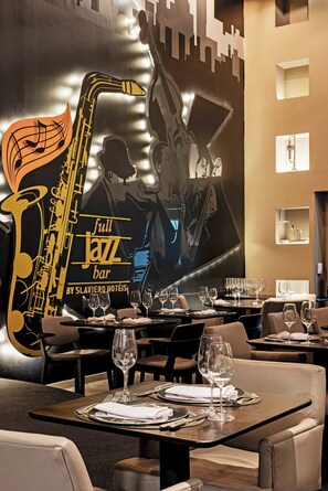 Serveert ontbijt, lunch en diner