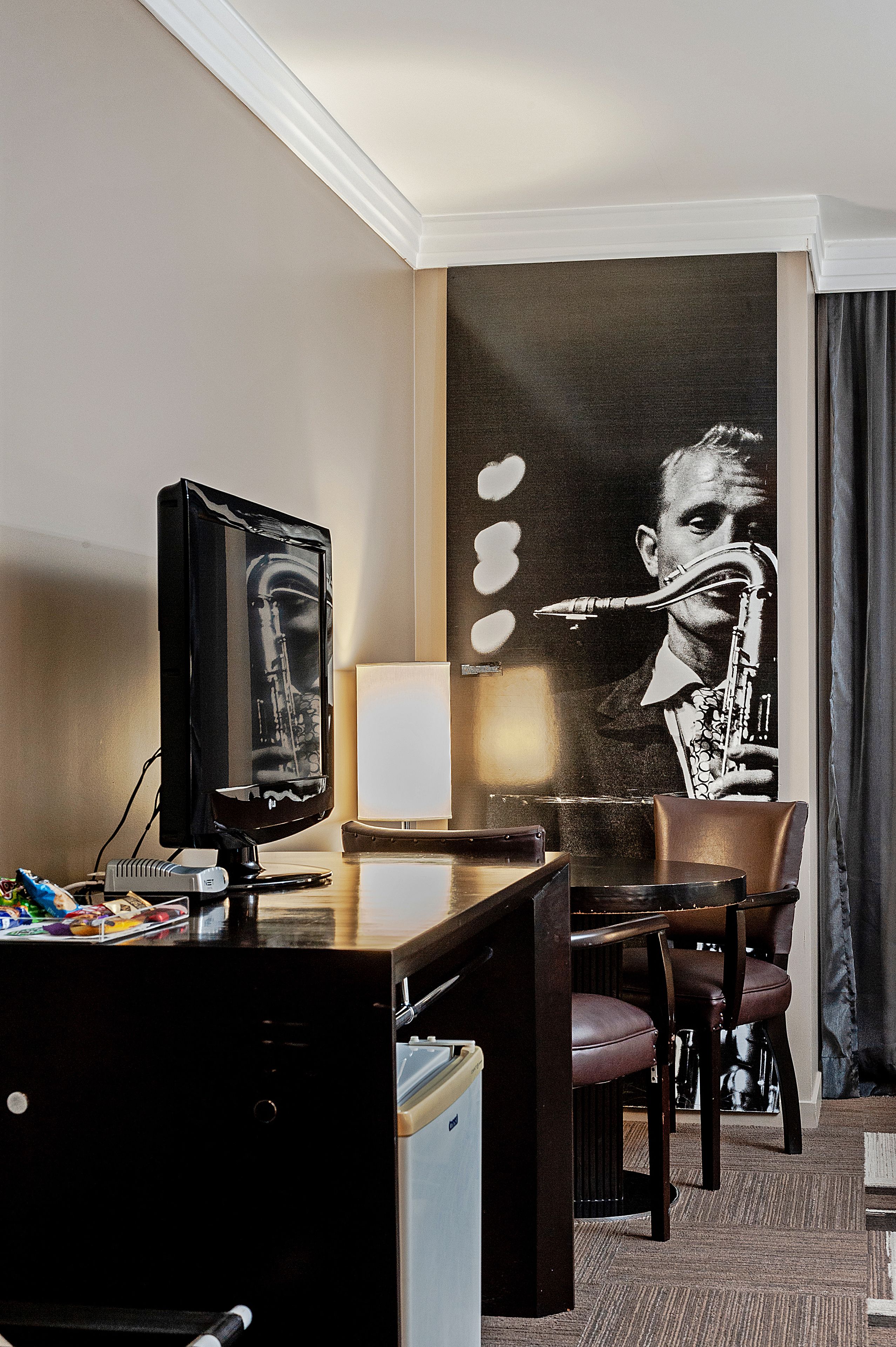 deluxe twin room, 2 single beds | 1 bedroom, minibar, in-room safe, laptop workspace