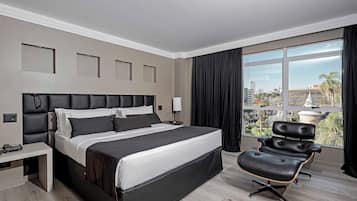 Quarto casal conforto | Frigobar, cofres nos quartos, espaço de trabalho para notebook