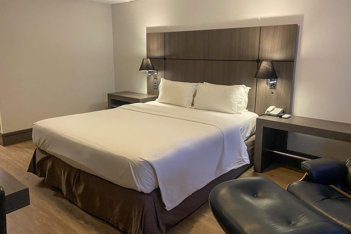1 kamar tidur, minibar, brankas, dan meja kerja