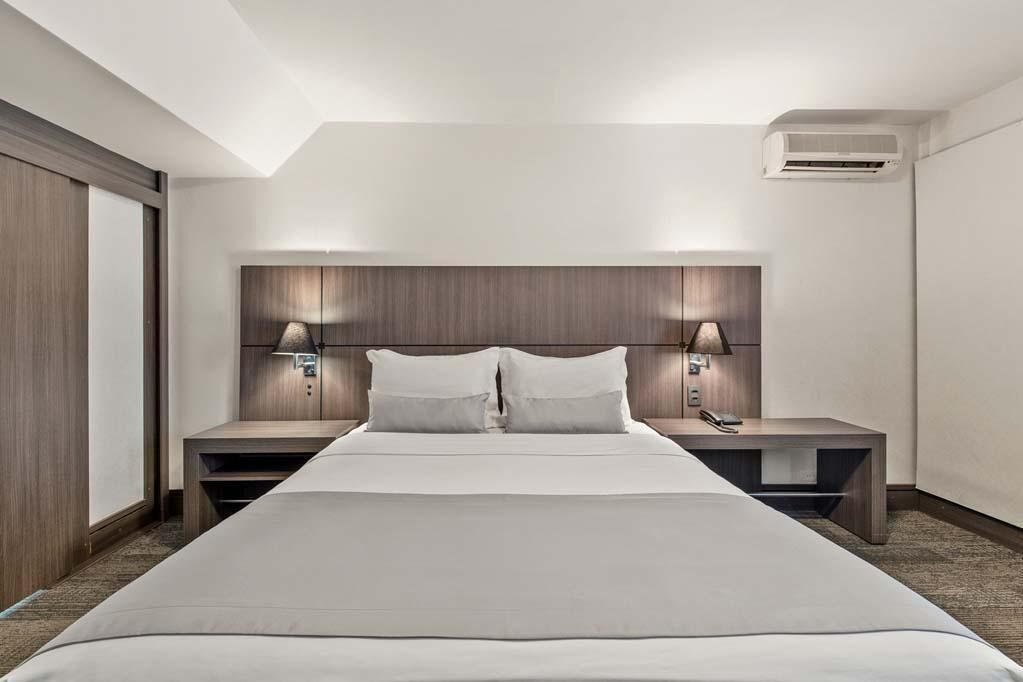 Minibar, in-room safe, desk, WiFi (free)