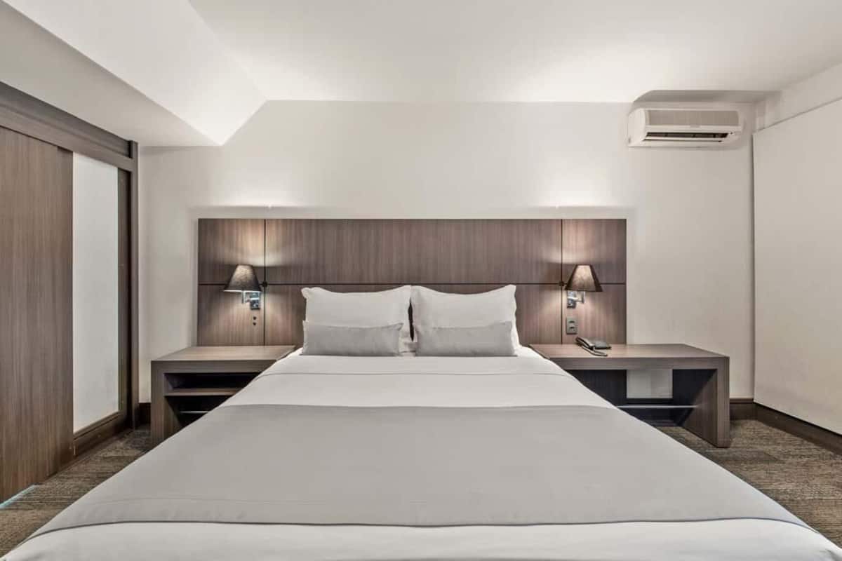 Minibar, in-room safe, desk, WiFi (free)