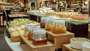 A buffet with various food items and desserts. - SLAVIERO Curitiba Centro  (Curitiba)