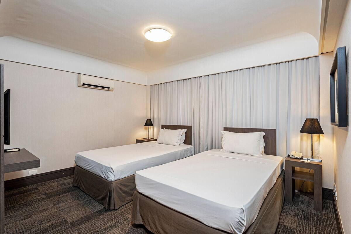 Frigobar, cofres nos quartos, escrivaninha, Wi-Fi de cortesia