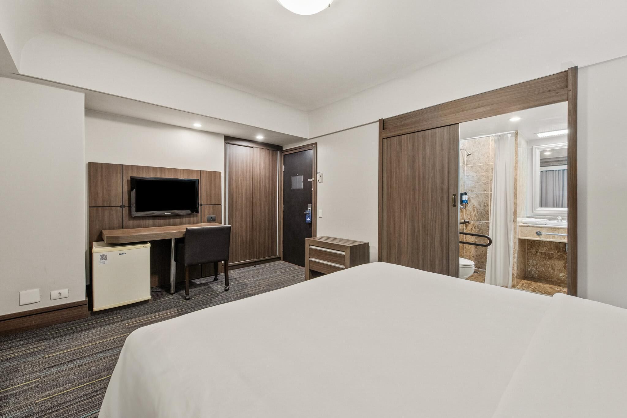 มินิบาร์, ตู้นิรภัยในห้องพัก, โต๊ะทำงาน, Wi-Fi ฟรี