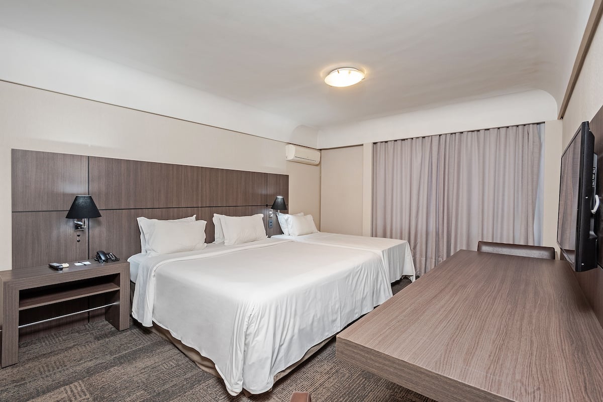 Kamar Triple Keluarga | 1 kamar tidur, minibar, brankas, dan meja kerja