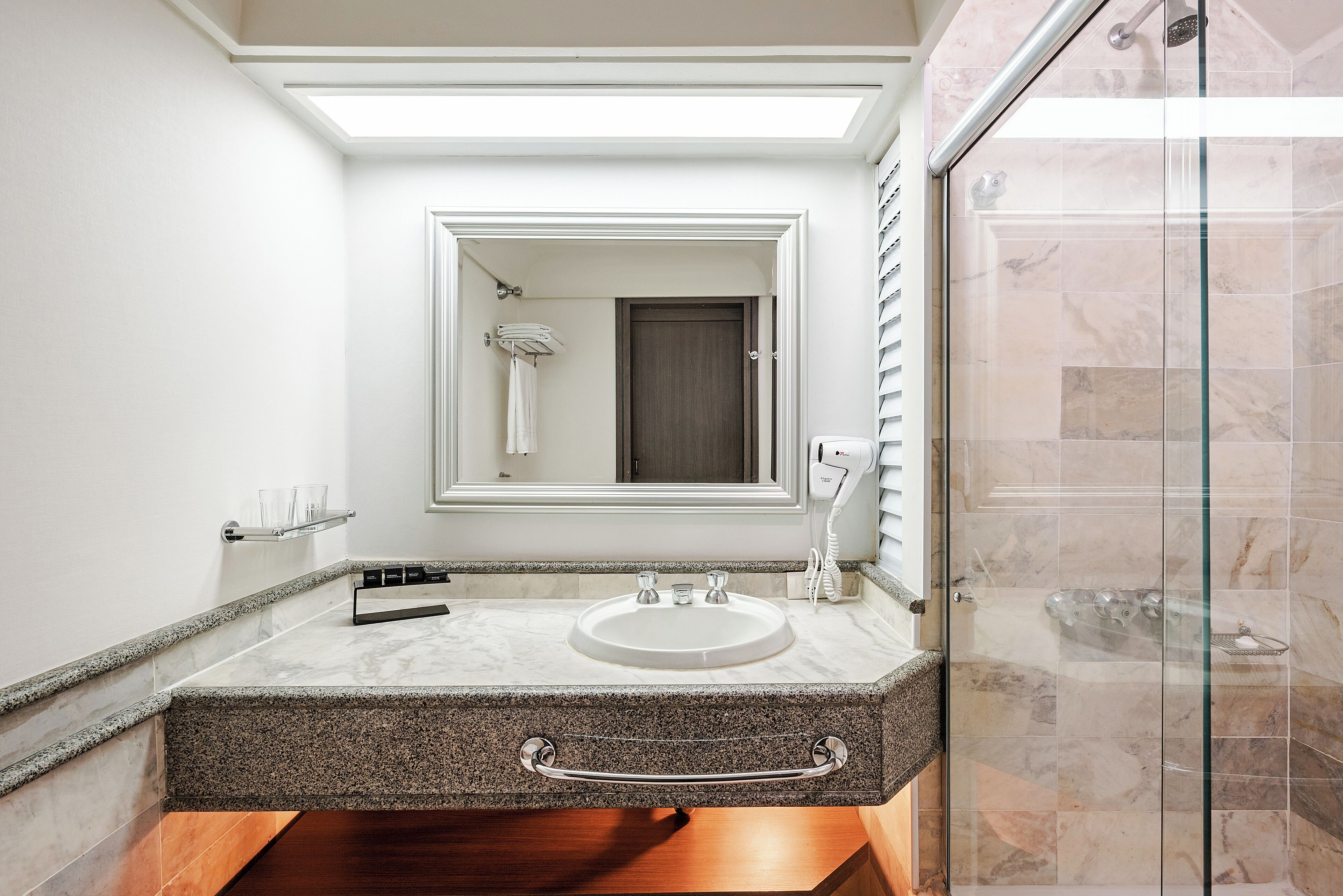 deluxe twin room, 2 single beds | minibar, in-room safe, desk, free wifi